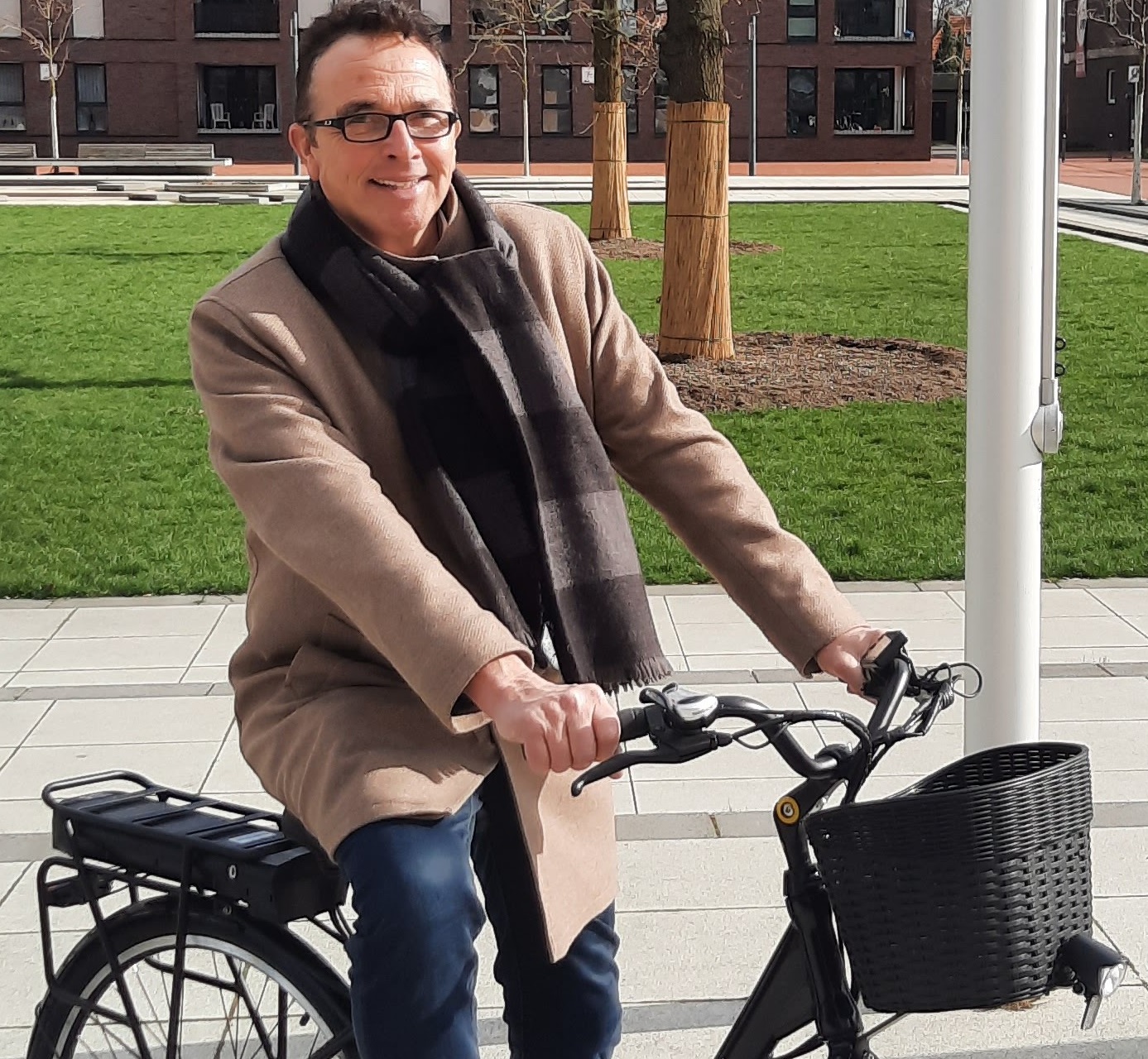 Bürgermeister Prof. Dr. Landscheidt auf einem Fahrrad