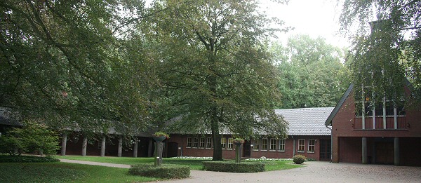 Kapelle und Leichenhalle des Waldfriedhofs Dachsberg