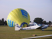 Motorflugzeug und Heißluftballon auf dem Flugplatz Saalhoff