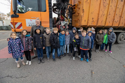 Lefarth mit Schülern vor einem Müllwagen