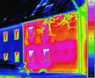 In bunten Farben zeigen sich Häuser unter dem Fokus des Thermografiegeräts